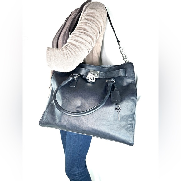 Michael Kors Black Textured Leather Large Shoulder Bag Chain Strap Lock Key - Picture 2 of 13